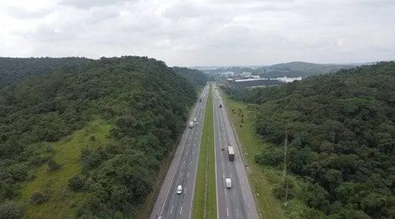 Rodovia Castello Branco vista de cima, entre áreas de mata