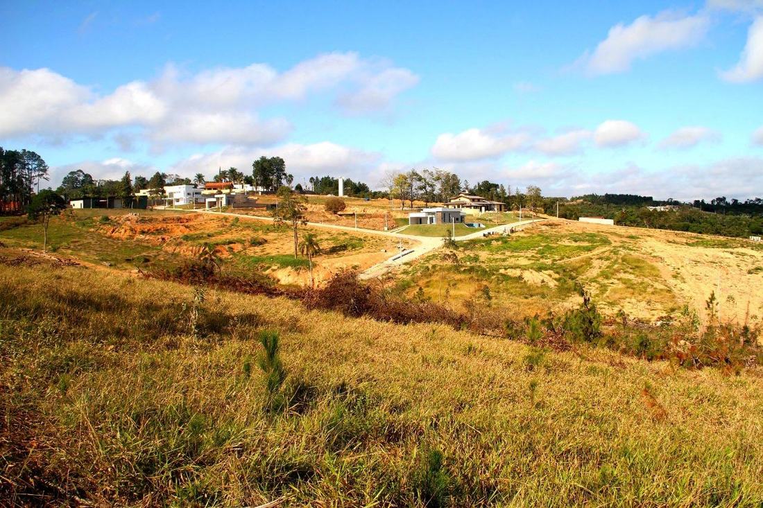 Vista ampla do bairro a partir dos lotes