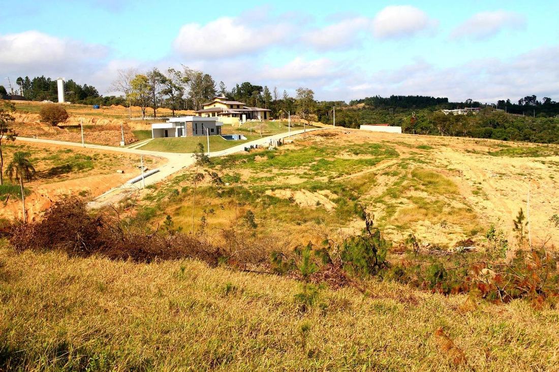 Casas já construídas na quadra